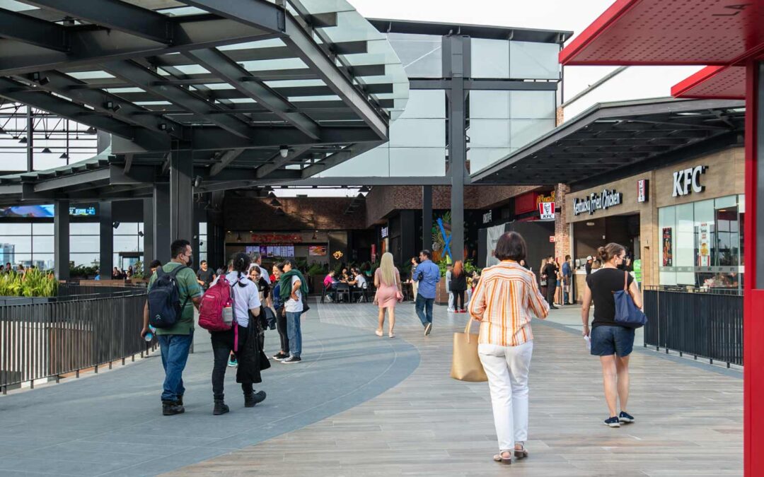 Las ventas de los centros comerciales se sitúan por encima de los niveles de 2019, pero no las afluencias